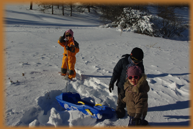 L�a, Benjamin et Rachel partis pour faire de la luge.